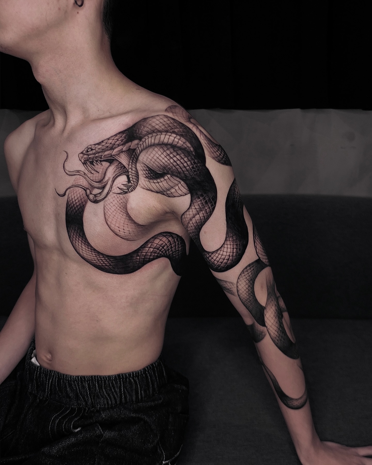 35. Serpent’s Embrace: the Art Of Fluid Ink and Shadow Play